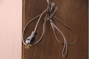 ヒッコリーチェアの照明付きキャビネットをリペア&カスタム!可動式のガラス棚板を3枚追加。(初期棚、カップボード、キャビネット)