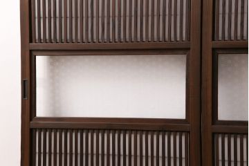 昭和初期の格子戸3枚をリペア&カスタム!設置場所に合わせてリサイズ。戸車を取り付け。ガラスを麻の葉模様ガラスに入れ替え。裏障子はプラスチック障子に張り替え。ウォールナット色に着色し仕上げ。(引き戸、建具)