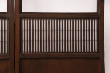 昭和初期の格子戸3枚をリペア&カスタム!設置場所に合わせてリサイズ。戸車を取り付け。ガラスを麻の葉模様ガラスに入れ替え。裏障子はプラスチック障子に張り替え。ウォールナット色に着色し仕上げ。(引き戸、建具)