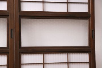 昭和初期の格子戸3枚をリペア&カスタム!設置場所に合わせてリサイズ。戸車を取り付け。ガラスを麻の葉模様ガラスに入れ替え。裏障子はプラスチック障子に張り替え。ウォールナット色に着色し仕上げ。(引き戸、建具)