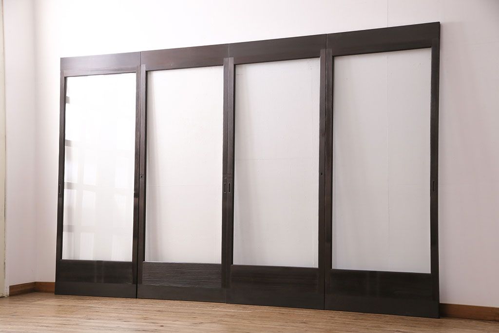 ガラス戸4枚をリペア&カスタム!設置場所に合わせてリサイズ。引き手、戸車を取り付け。濃い茶色で着色し仕上げ。(引き戸、建具)