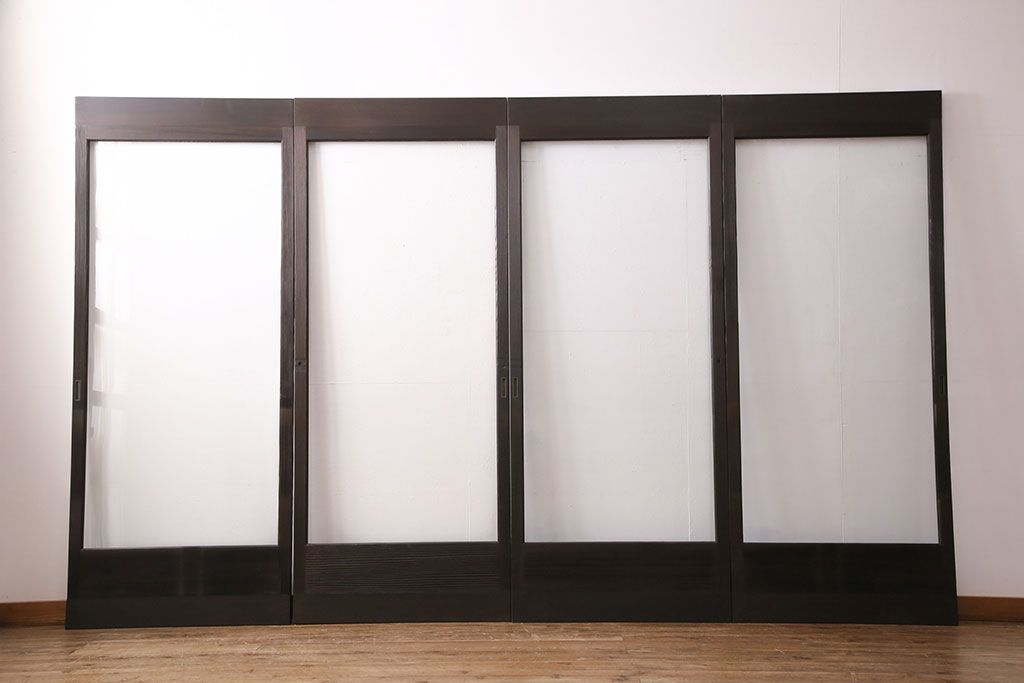 ガラス戸4枚をリペア&カスタム!設置場所に合わせてリサイズ。引き手、戸車を取り付け。濃い茶色で着色し仕上げ。(引き戸、建具)