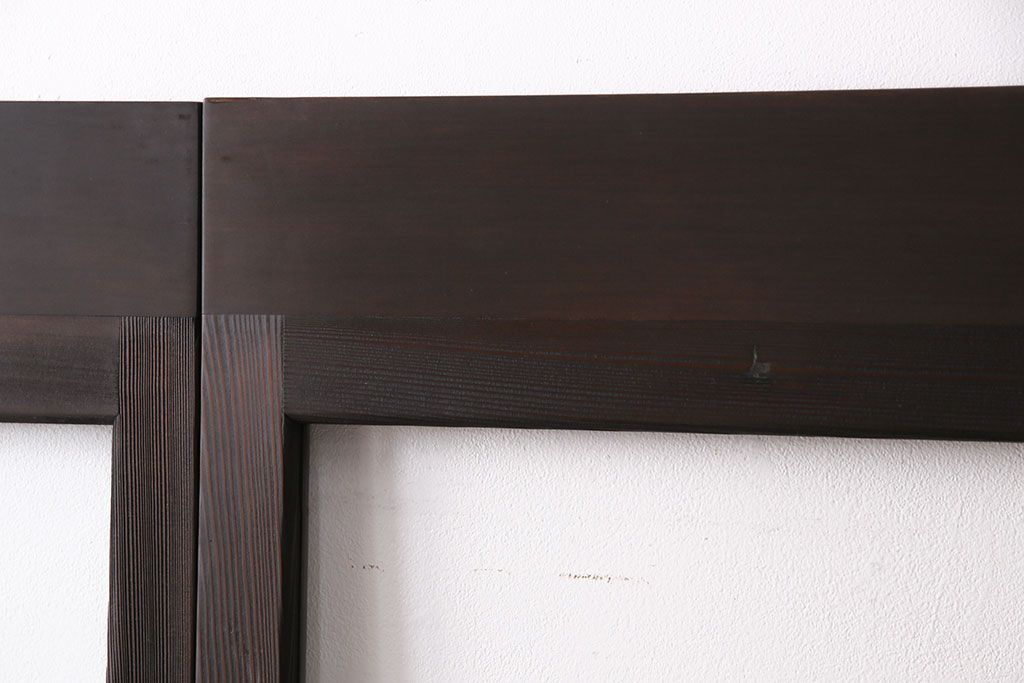 ガラス戸4枚をリペア&カスタム!設置場所に合わせてリサイズ。引き手、戸車を取り付け。濃い茶色で着色し仕上げ。(引き戸、建具)