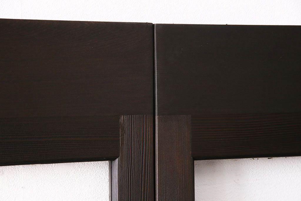 ガラス戸4枚をリペア&カスタム!設置場所に合わせてリサイズ。引き手、戸車を取り付け。濃い茶色で着色し仕上げ。(引き戸、建具)