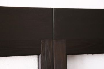 ガラス戸4枚をリペア&カスタム!設置場所に合わせてリサイズ。引き手、戸車を取り付け。濃い茶色で着色し仕上げ。(引き戸、建具)