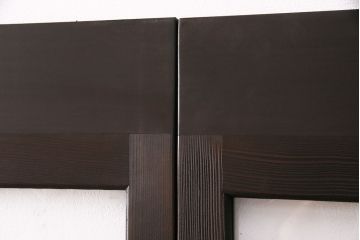 ガラス戸4枚をリペア&カスタム!設置場所に合わせてリサイズ。引き手、戸車を取り付け。濃い茶色で着色し仕上げ。(引き戸、建具)