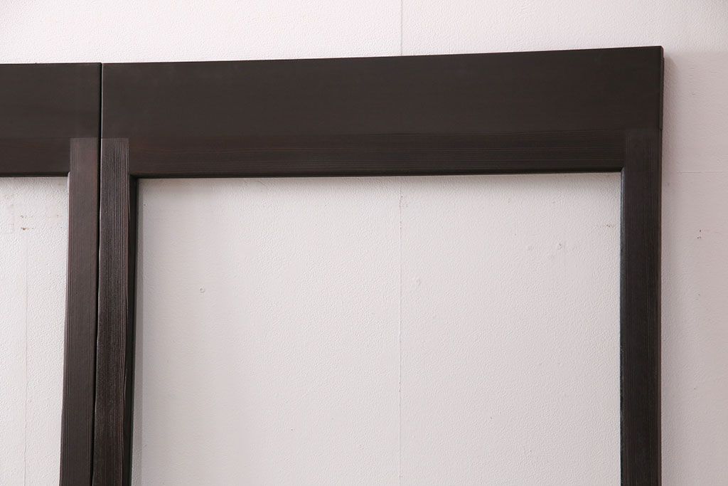 ガラス戸4枚をリペア&カスタム!設置場所に合わせてリサイズ。引き手、戸車を取り付け。濃い茶色で着色し仕上げ。(引き戸、建具)