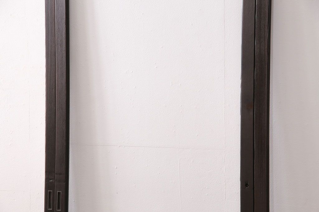 ガラス戸4枚をリペア&カスタム!設置場所に合わせてリサイズ。引き手、戸車を取り付け。濃い茶色で着色し仕上げ。(引き戸、建具)