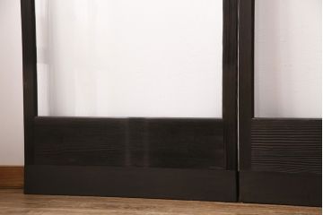 ガラス戸4枚をリペア&カスタム!設置場所に合わせてリサイズ。引き手、戸車を取り付け。濃い茶色で着色し仕上げ。(引き戸、建具)