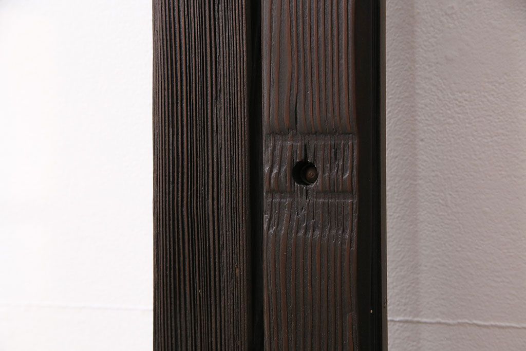 ガラス戸4枚をリペア&カスタム!設置場所に合わせてリサイズ。引き手、戸車を取り付け。濃い茶色で着色し仕上げ。(引き戸、建具)