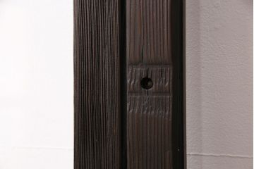 ガラス戸4枚をリペア&カスタム!設置場所に合わせてリサイズ。引き手、戸車を取り付け。濃い茶色で着色し仕上げ。(引き戸、建具)