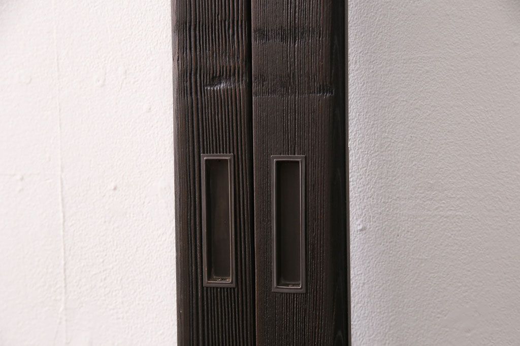 ガラス戸4枚をリペア&カスタム!設置場所に合わせてリサイズ。引き手、戸車を取り付け。濃い茶色で着色し仕上げ。(引き戸、建具)