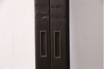 ガラス戸4枚をリペア&カスタム!設置場所に合わせてリサイズ。引き手、戸車を取り付け。濃い茶色で着色し仕上げ。(引き戸、建具)