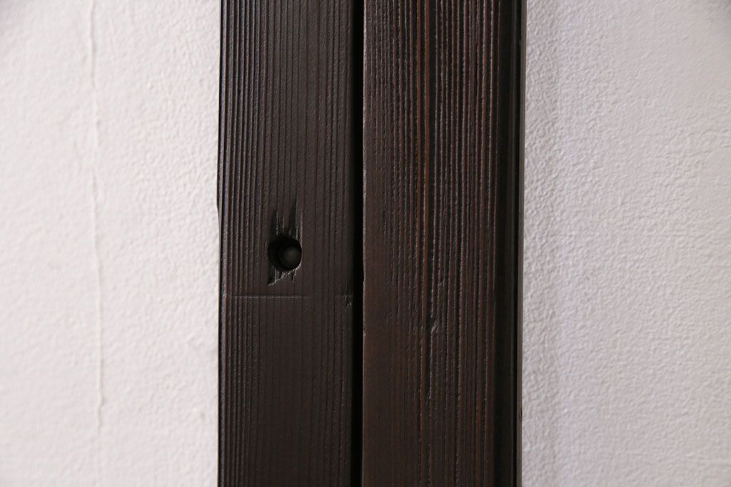 ガラス戸4枚をリペア&カスタム!設置場所に合わせてリサイズ。引き手、戸車を取り付け。濃い茶色で着色し仕上げ。(引き戸、建具)