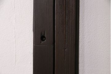 ガラス戸4枚をリペア&カスタム!設置場所に合わせてリサイズ。引き手、戸車を取り付け。濃い茶色で着色し仕上げ。(引き戸、建具)