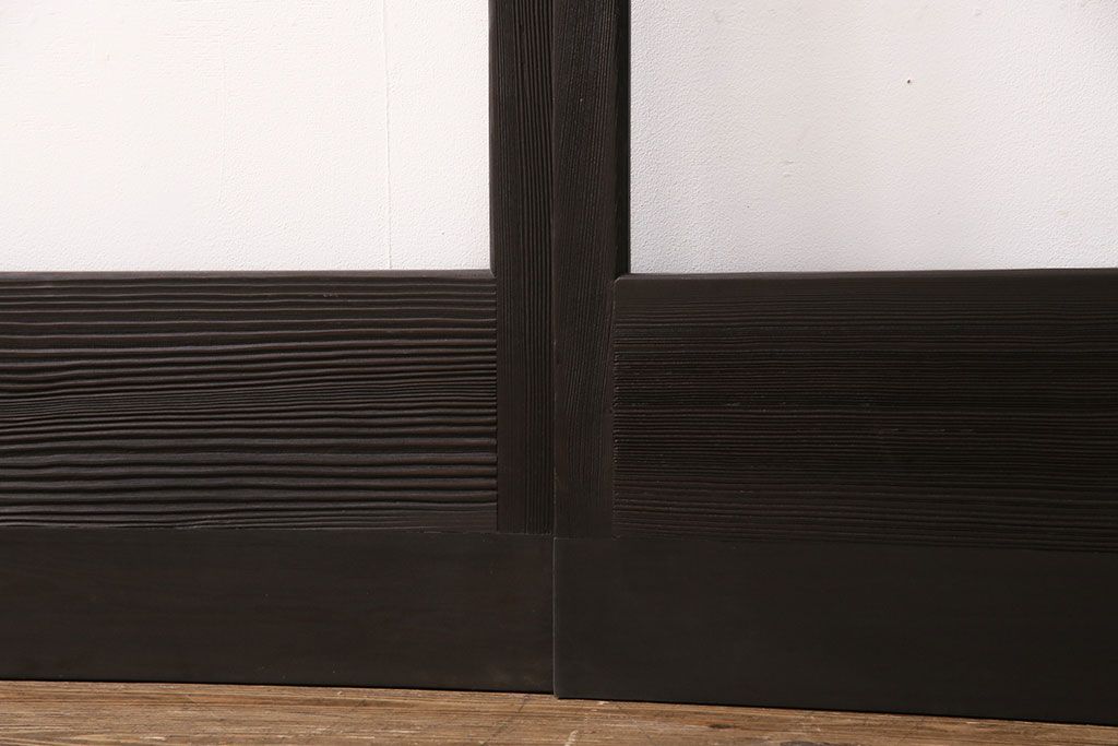 ガラス戸4枚をリペア&カスタム!設置場所に合わせてリサイズ。引き手、戸車を取り付け。濃い茶色で着色し仕上げ。(引き戸、建具)