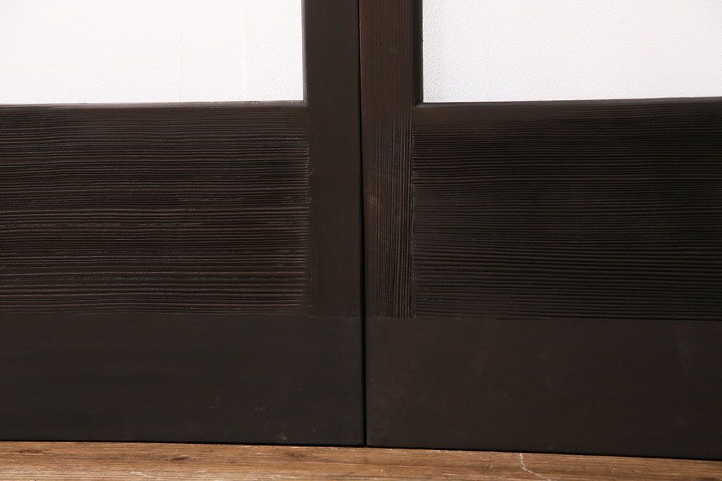 ガラス戸4枚をリペア&カスタム!設置場所に合わせてリサイズ。引き手、戸車を取り付け。濃い茶色で着色し仕上げ。(引き戸、建具)