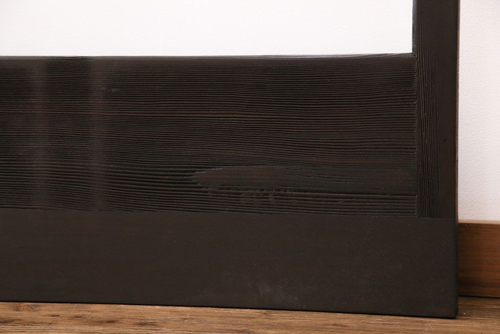 ガラス戸4枚をリペア&カスタム!設置場所に合わせてリサイズ。引き手、戸車を取り付け。濃い茶色で着色し仕上げ。(引き戸、建具)