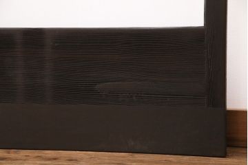 ガラス戸4枚をリペア&カスタム!設置場所に合わせてリサイズ。引き手、戸車を取り付け。濃い茶色で着色し仕上げ。(引き戸、建具)