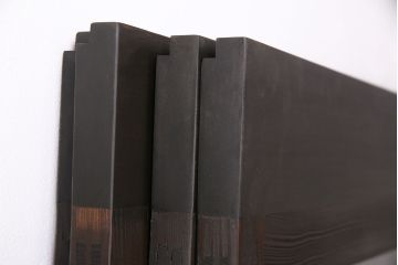 ガラス戸4枚をリペア&カスタム!設置場所に合わせてリサイズ。引き手、戸車を取り付け。濃い茶色で着色し仕上げ。(引き戸、建具)