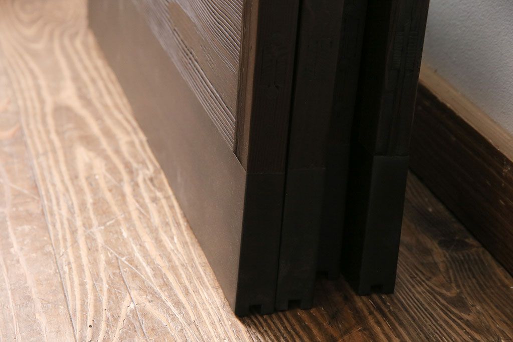 ガラス戸4枚をリペア&カスタム!設置場所に合わせてリサイズ。引き手、戸車を取り付け。濃い茶色で着色し仕上げ。(引き戸、建具)