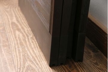 ガラス戸4枚をリペア&カスタム!設置場所に合わせてリサイズ。引き手、戸車を取り付け。濃い茶色で着色し仕上げ。(引き戸、建具)