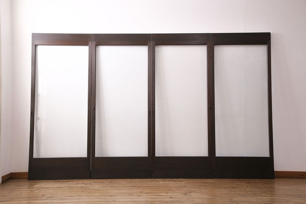 ガラス戸4枚をリペア&カスタム!設置場所に合わせてリサイズ。引き手、戸車を取り付け。濃い茶色で着色し仕上げ。(引き戸、建具)