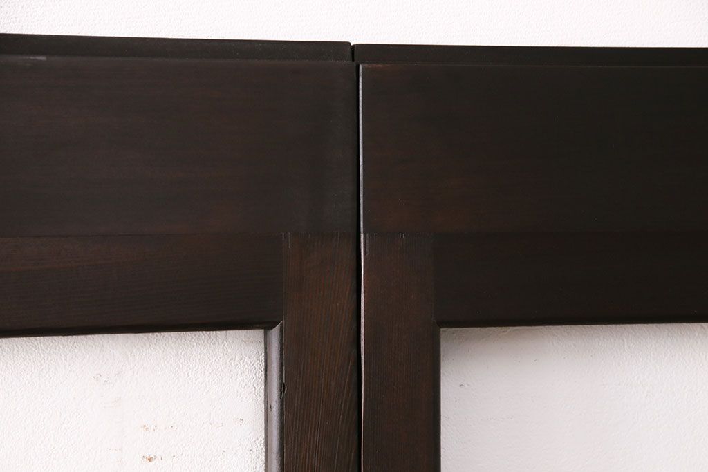 ガラス戸4枚をリペア&カスタム!設置場所に合わせてリサイズ。引き手、戸車を取り付け。濃い茶色で着色し仕上げ。(引き戸、建具)