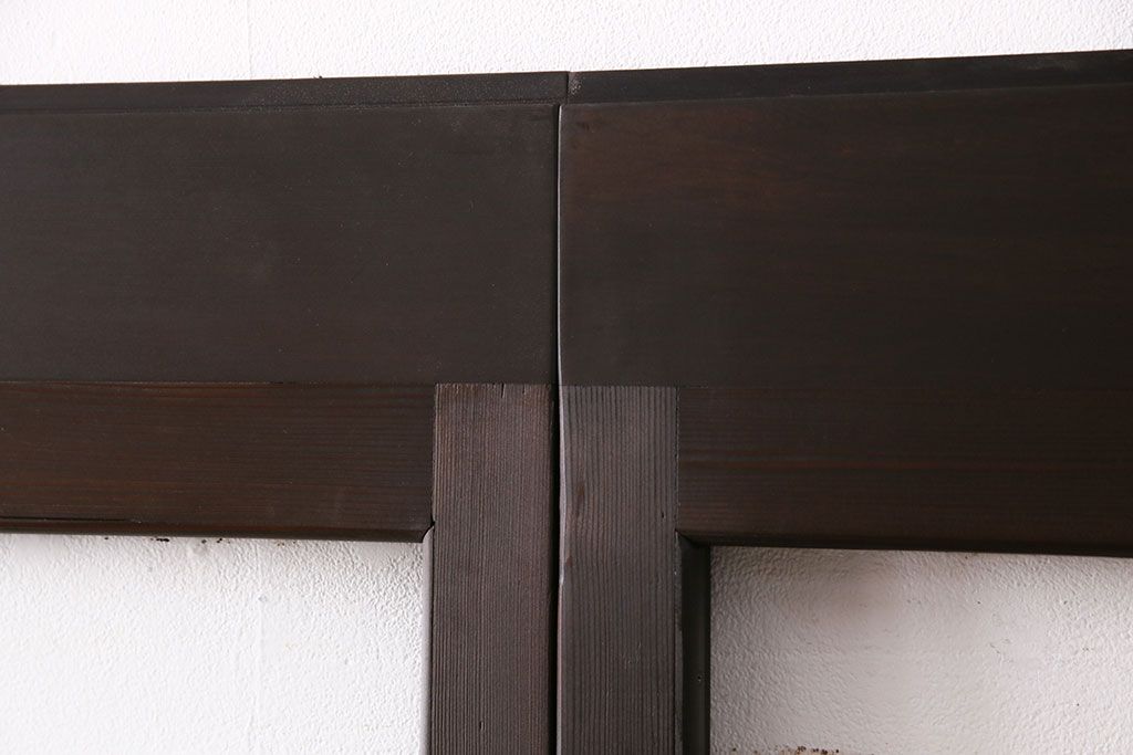 ガラス戸4枚をリペア&カスタム!設置場所に合わせてリサイズ。引き手、戸車を取り付け。濃い茶色で着色し仕上げ。(引き戸、建具)