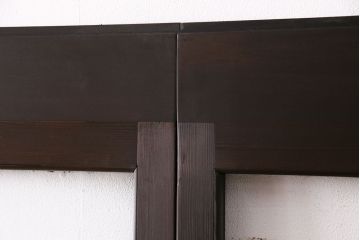 ガラス戸4枚をリペア&カスタム!設置場所に合わせてリサイズ。引き手、戸車を取り付け。濃い茶色で着色し仕上げ。(引き戸、建具)