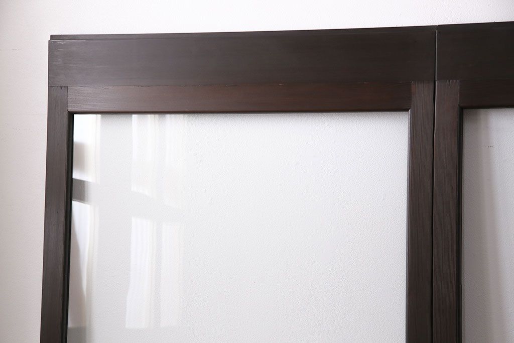 ガラス戸4枚をリペア&カスタム!設置場所に合わせてリサイズ。引き手、戸車を取り付け。濃い茶色で着色し仕上げ。(引き戸、建具)