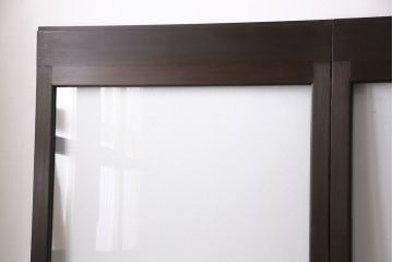 ガラス戸4枚をリペア&カスタム!設置場所に合わせてリサイズ。引き手、戸車を取り付け。濃い茶色で着色し仕上げ。(引き戸、建具)