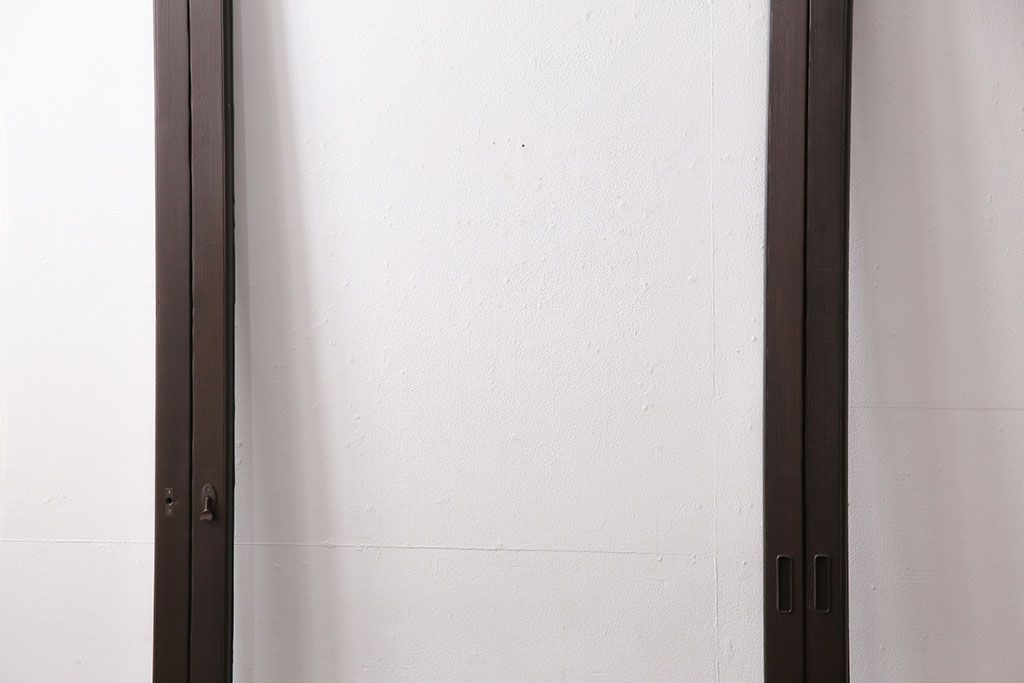 ガラス戸4枚をリペア&カスタム!設置場所に合わせてリサイズ。引き手、戸車を取り付け。濃い茶色で着色し仕上げ。(引き戸、建具)