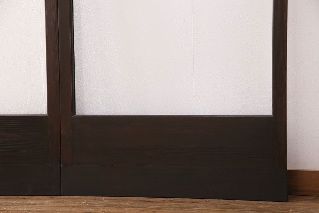 ガラス戸4枚をリペア&カスタム!設置場所に合わせてリサイズ。引き手、戸車を取り付け。濃い茶色で着色し仕上げ。(引き戸、建具)