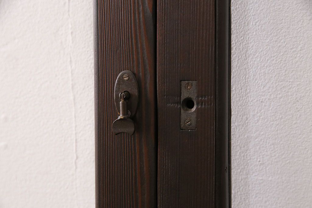 ガラス戸4枚をリペア&カスタム!設置場所に合わせてリサイズ。引き手、戸車を取り付け。濃い茶色で着色し仕上げ。(引き戸、建具)