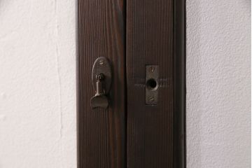 ガラス戸4枚をリペア&カスタム!設置場所に合わせてリサイズ。引き手、戸車を取り付け。濃い茶色で着色し仕上げ。(引き戸、建具)