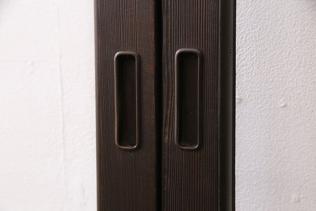 ガラス戸4枚をリペア&カスタム!設置場所に合わせてリサイズ。引き手、戸車を取り付け。濃い茶色で着色し仕上げ。(引き戸、建具)