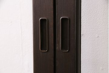 ガラス戸4枚をリペア&カスタム!設置場所に合わせてリサイズ。引き手、戸車を取り付け。濃い茶色で着色し仕上げ。(引き戸、建具)