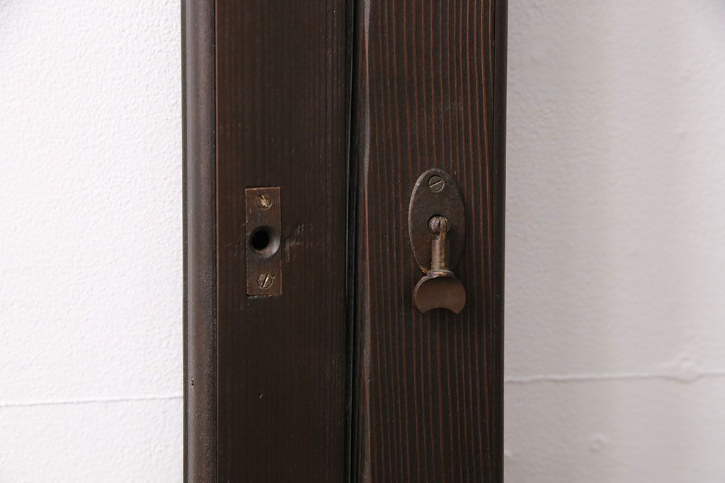 ガラス戸4枚をリペア&カスタム!設置場所に合わせてリサイズ。引き手、戸車を取り付け。濃い茶色で着色し仕上げ。(引き戸、建具)