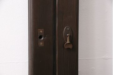 ガラス戸4枚をリペア&カスタム!設置場所に合わせてリサイズ。引き手、戸車を取り付け。濃い茶色で着色し仕上げ。(引き戸、建具)