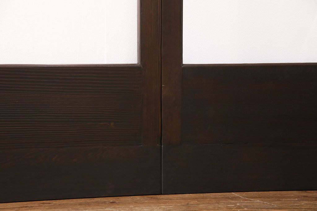 ガラス戸4枚をリペア&カスタム!設置場所に合わせてリサイズ。引き手、戸車を取り付け。濃い茶色で着色し仕上げ。(引き戸、建具)