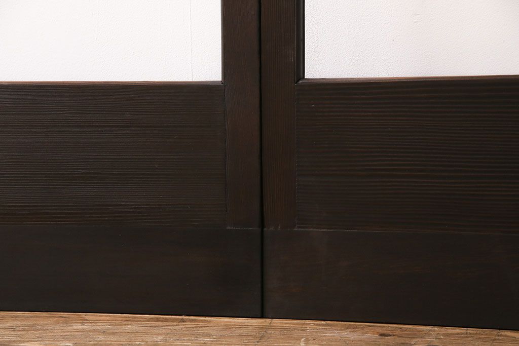 ガラス戸4枚をリペア&カスタム!設置場所に合わせてリサイズ。引き手、戸車を取り付け。濃い茶色で着色し仕上げ。(引き戸、建具)