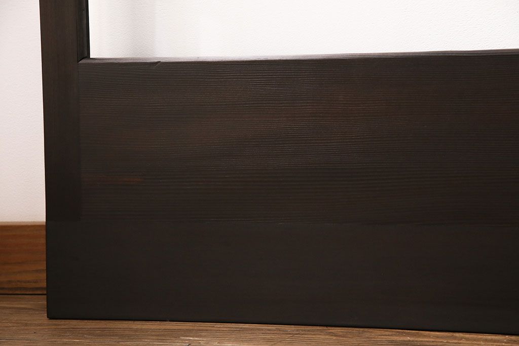 ガラス戸4枚をリペア&カスタム!設置場所に合わせてリサイズ。引き手、戸車を取り付け。濃い茶色で着色し仕上げ。(引き戸、建具)