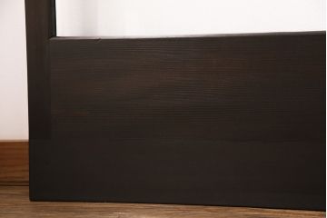 ガラス戸4枚をリペア&カスタム!設置場所に合わせてリサイズ。引き手、戸車を取り付け。濃い茶色で着色し仕上げ。(引き戸、建具)