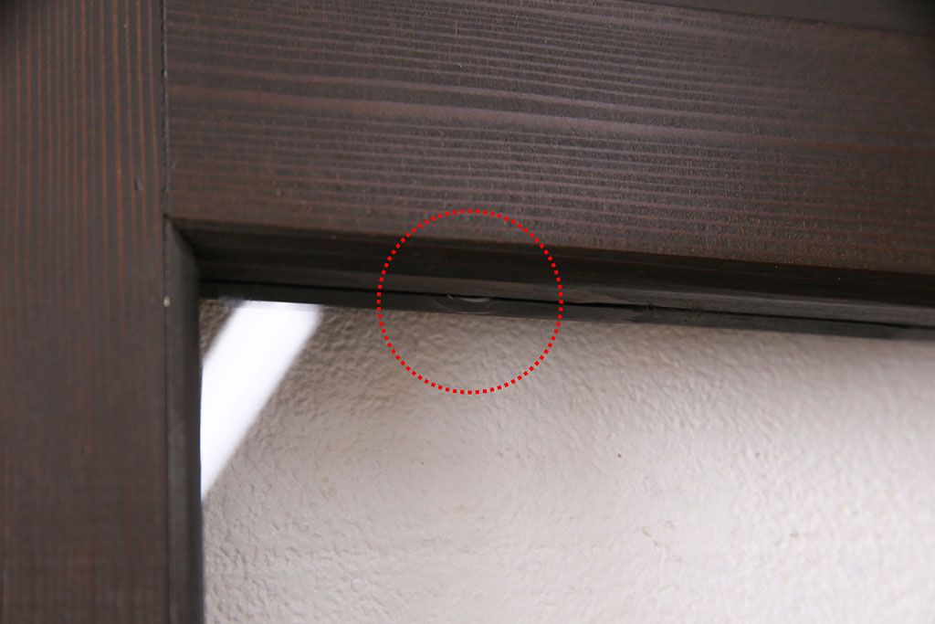 ガラス戸4枚をリペア&カスタム!設置場所に合わせてリサイズ。引き手、戸車を取り付け。濃い茶色で着色し仕上げ。(引き戸、建具)