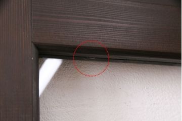 ガラス戸4枚をリペア&カスタム!設置場所に合わせてリサイズ。引き手、戸車を取り付け。濃い茶色で着色し仕上げ。(引き戸、建具)