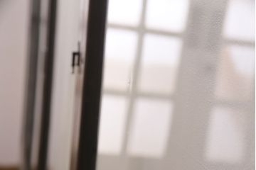 ガラス戸4枚をリペア&カスタム!設置場所に合わせてリサイズ。引き手、戸車を取り付け。濃い茶色で着色し仕上げ。(引き戸、建具)