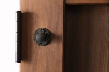 大正昭和初期の門扉一対をリペア&カスタム!耐荷重蝶番を取り付け。剥離後、明るい茶色に着色し、仕上げ。(木製ドア、建具)