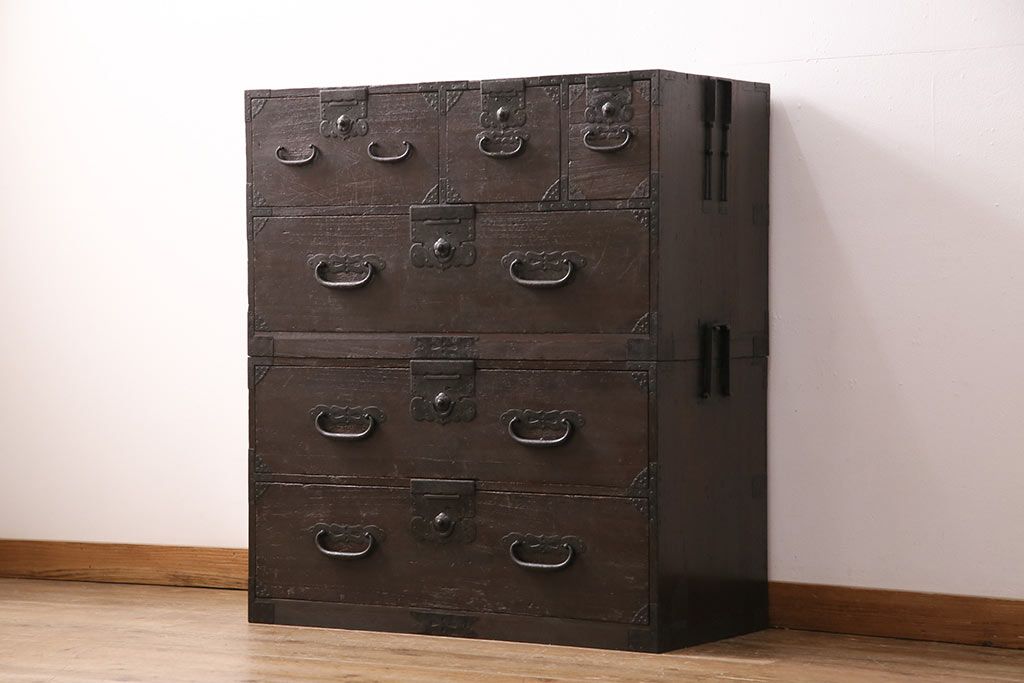 明治期の重ね箪笥の見た目を変えずに綺麗にリペア!可動部の調整、傷んだ木部を交換。現状に近しい色味に着色し仕上げ。(時代箪笥、衣装タンス、収納箪笥)