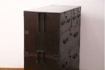 明治期の重ね箪笥の見た目を変えずに綺麗にリペア!可動部の調整、傷んだ木部を交換。現状に近しい色味に着色し仕上げ。(時代箪笥、衣装タンス、収納箪笥)